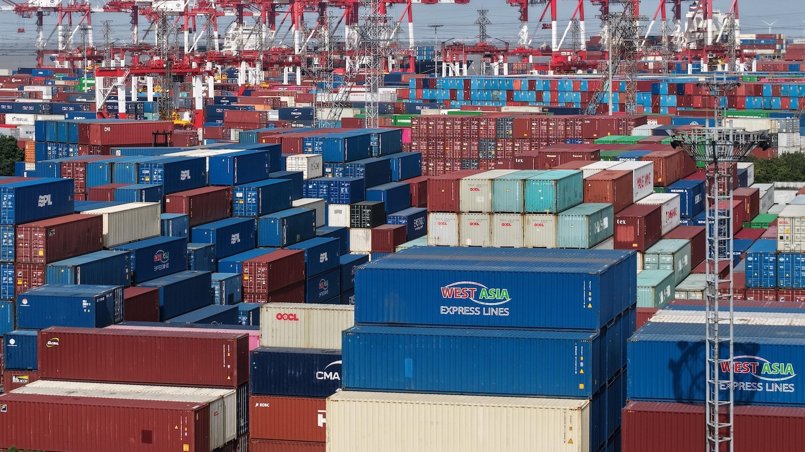 Китай имаше рекорден търговски излишък от $1,2 трилиона през 2025 г., тъй като износът нарасна с 6,6% през декември