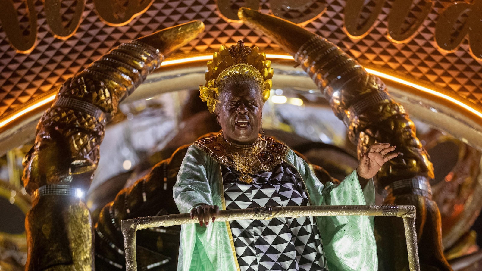 مدارس السامبا تكرم الكاتبات البرازيليات السود خلال عرض الكرنفال