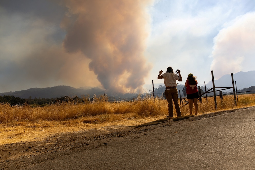 PHOTO: Smoke rises from the Pickett Fire in Napa County, California