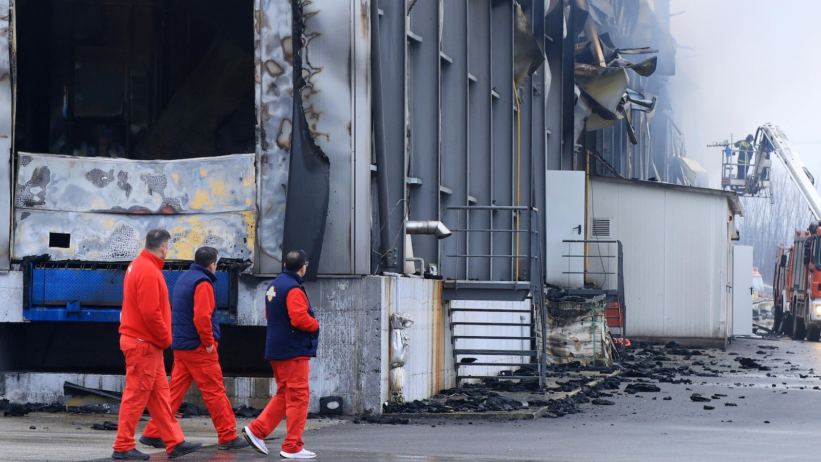 Експлозия и пожар във фабрика за бисквити в Централна Гърция