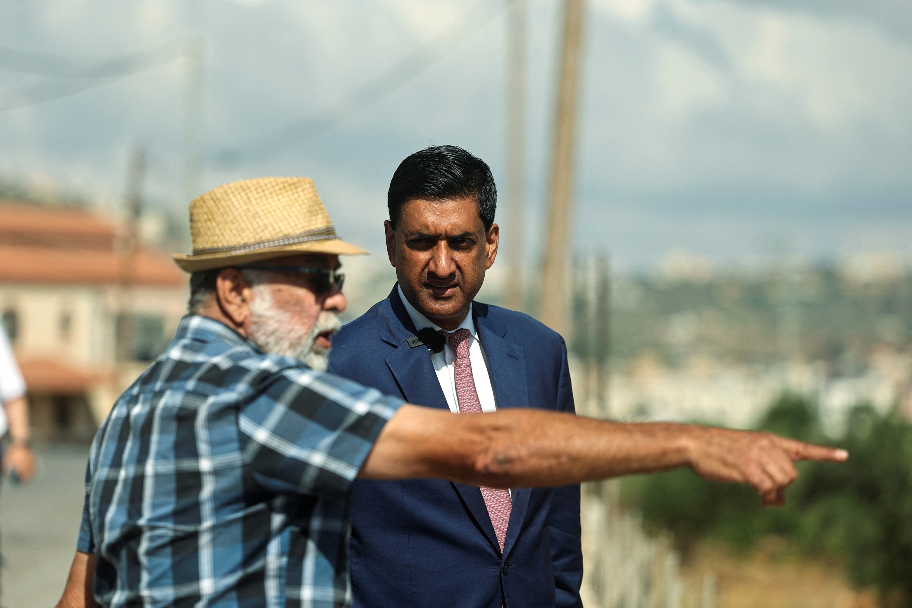 ΦΩΤΟΓΡΑΦΙΑ: Ο βουλευτής Ro Khanna μιλά με έναν Παλαιστίνιο κάτοικο του Turmus Ayya, κοντά στη Ραμάλα, κατά τη διάρκεια επίσκεψης στην κατεχόμενη από το Ισραήλ Δυτική Όχθη, 9 Ιουλίου 2026.