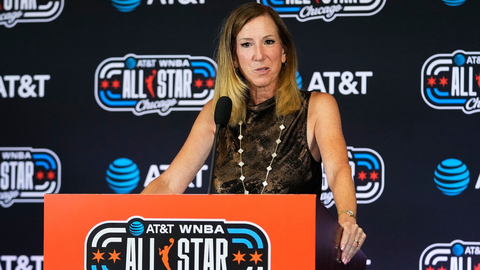 The WNBA will continue discussions around transgender athletes in women's basketball, Commissioner Cathy Engelbert tells teams. <https://t.co/JqMcOls6ac>
 [↧](h