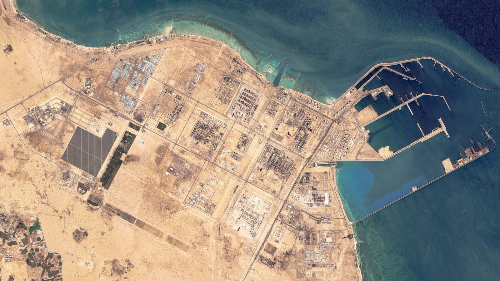 Експлозия, докато Катар рестартира терминала за износ на газ, рани 54 и остави 18 в неизвестност