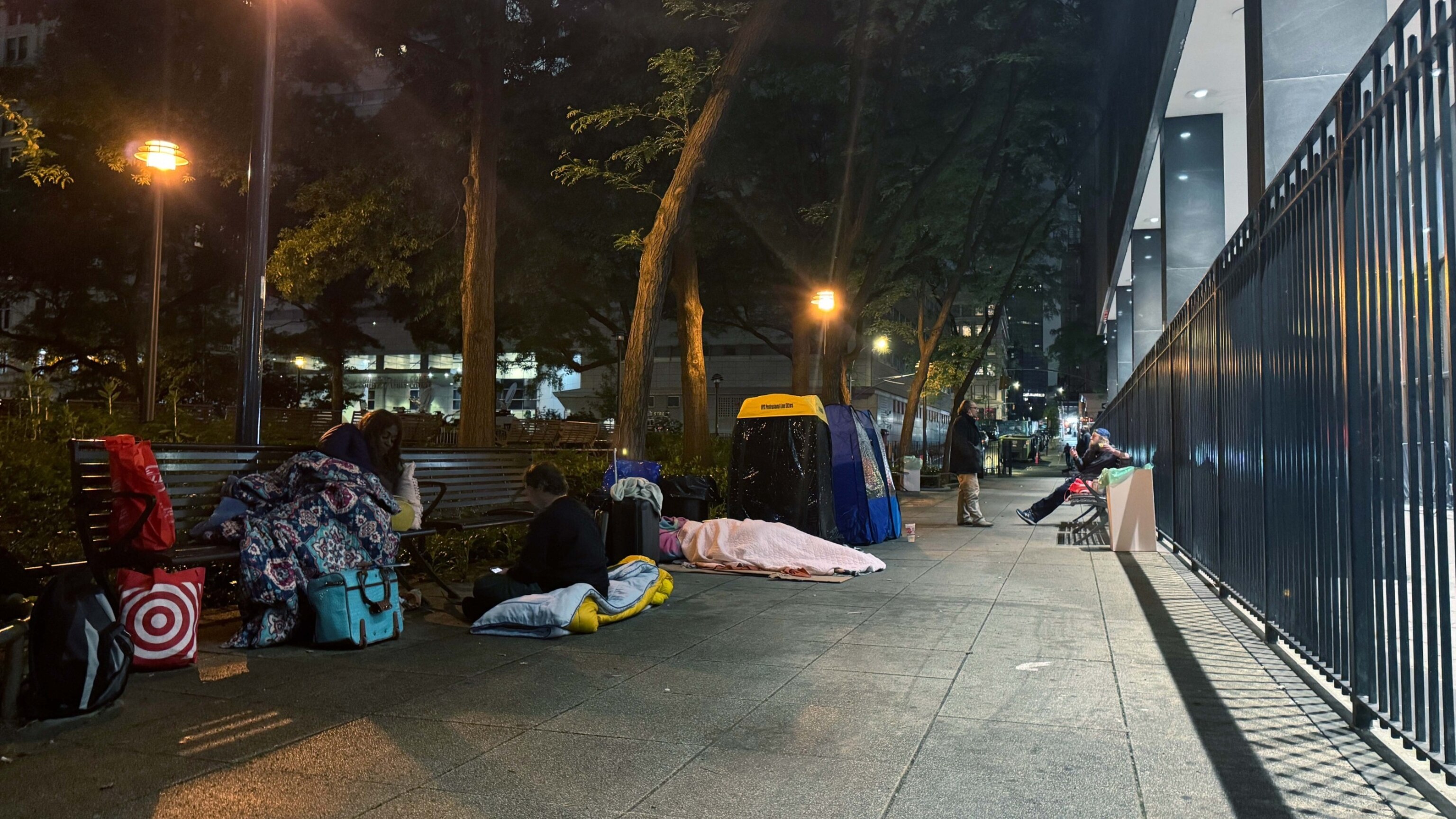 Meet some of the New Yorkers waiting overnight to get a seat at the Trump trial - Vimarsana News