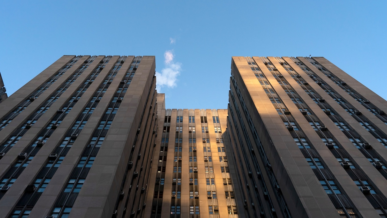 2 Sicherheitsbeamte werden in einem Gerichtsgebäude in Manhattan ...