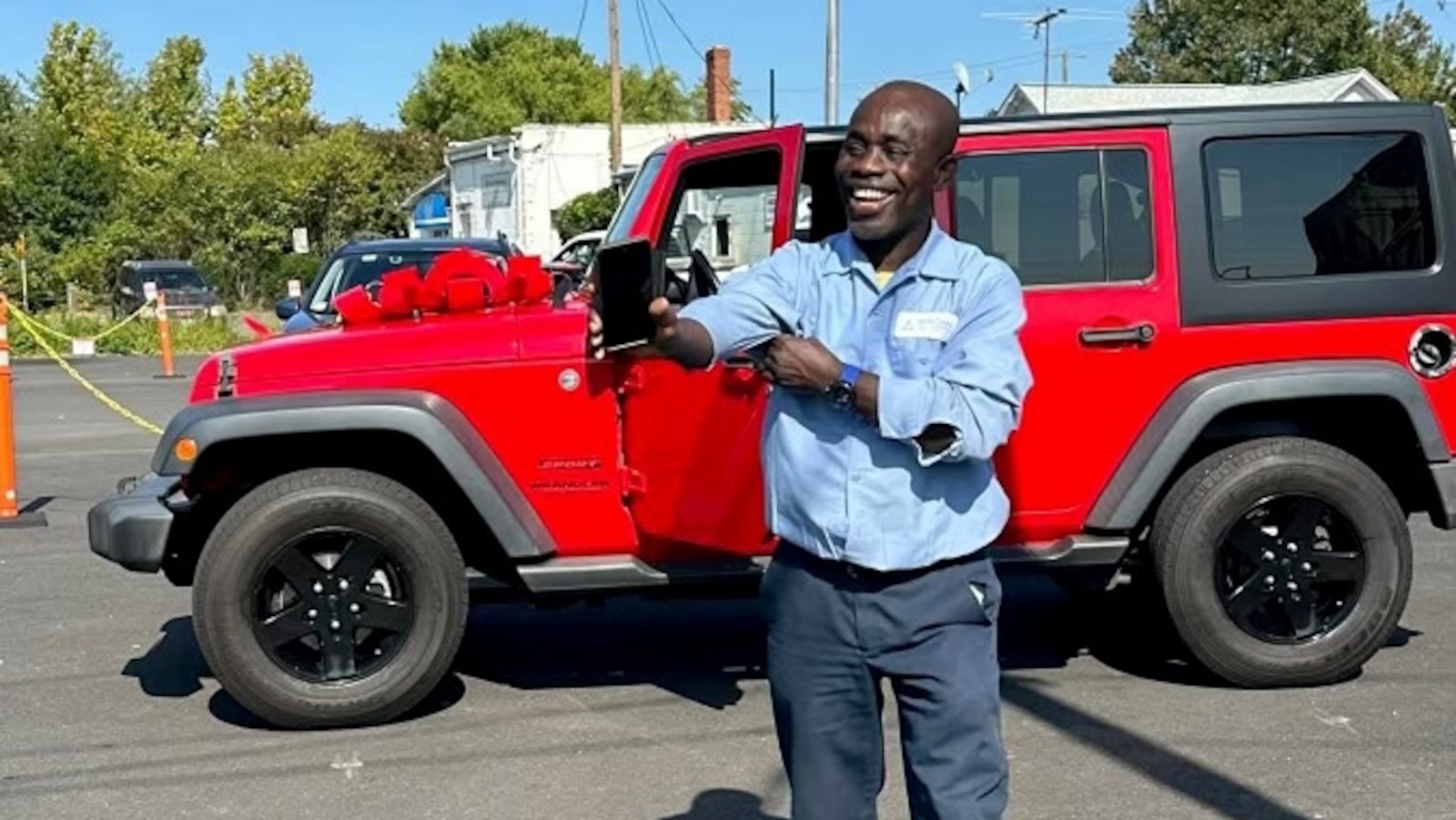 Students raise over $20,000 to surprise custodian with 'dream' Jeep ...