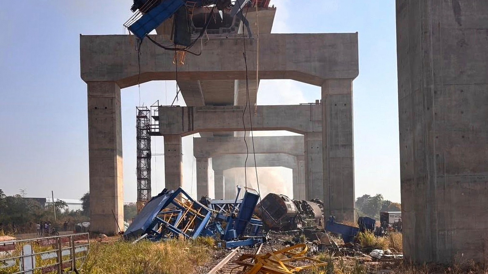 Строителен кран падна върху пътнически влак в североизточен Тайланд, убивайки най-малко 12 души