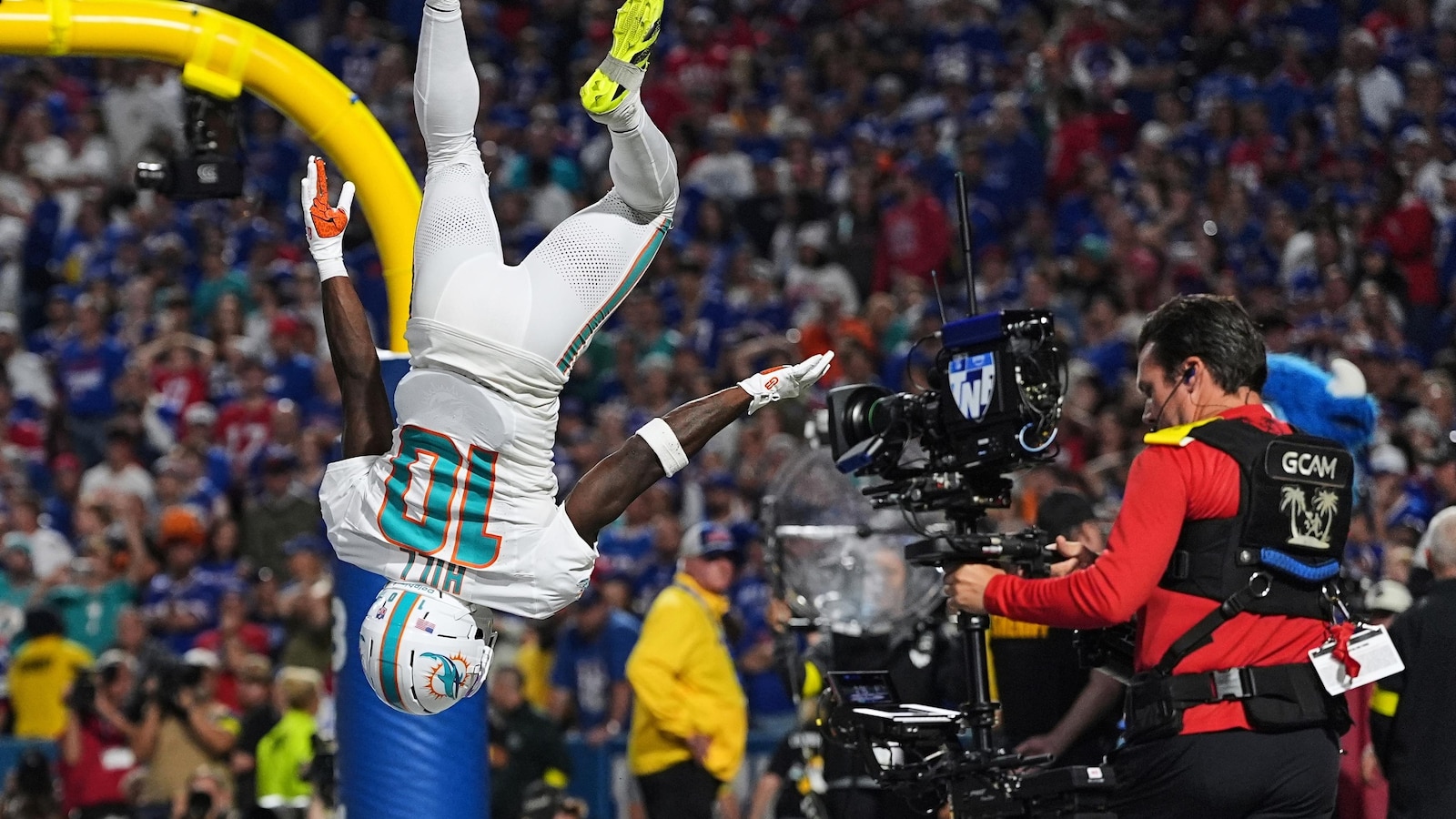 Josh Allen’s 3 TD passes and Terrel Bernard’s pick secure Bills’ 31-21 win over spiraling Dolphins
