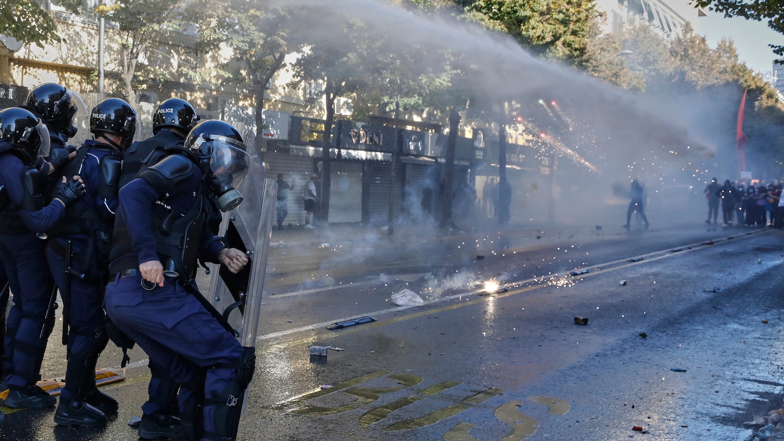 Албанската полиция се сблъсква с антиправителствени протестиращи за 8-ми ден