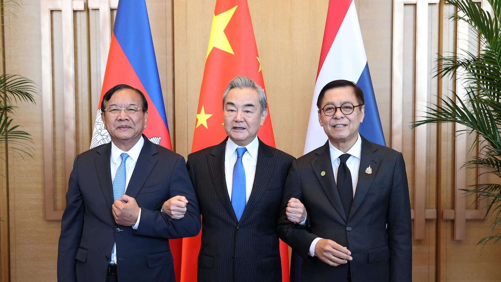 Външните министри от Камбоджа и Тайланд се събраха с китайския