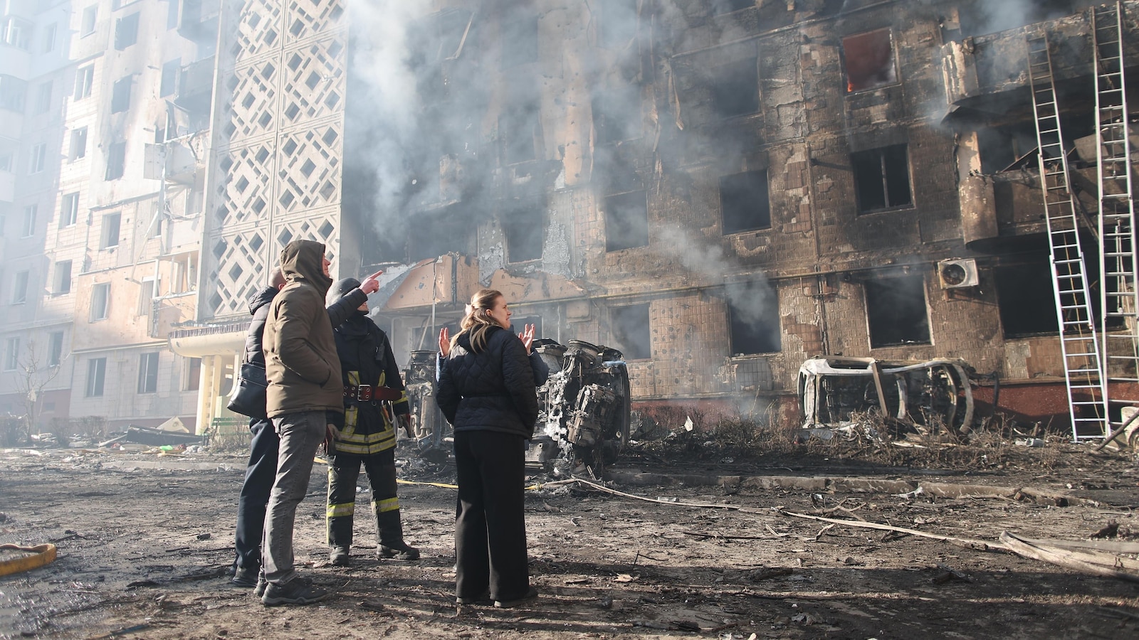 Russian barrage kills 16 in Ukraine city as Zelenskyy heads for talks with Turkish leader