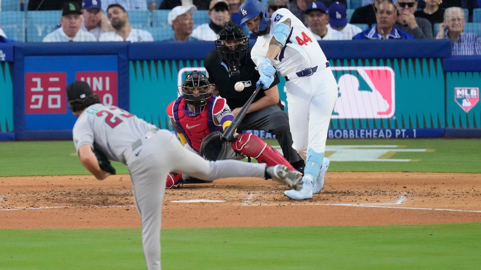 アンディ・ペイジスの3ランシュートでドジャースがシーズン開幕戦でダイヤモンドバックスに8-2の逆転勝利を収めた