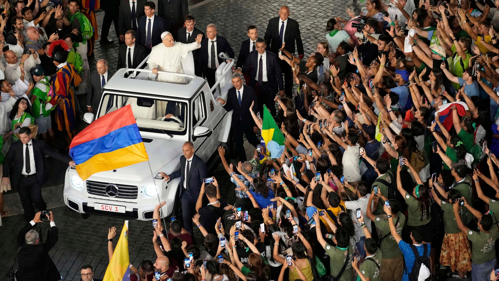 Papa Francesco Sorprende i Giovani Cattolici con un Inaspettato Saluto su Papamobile!
