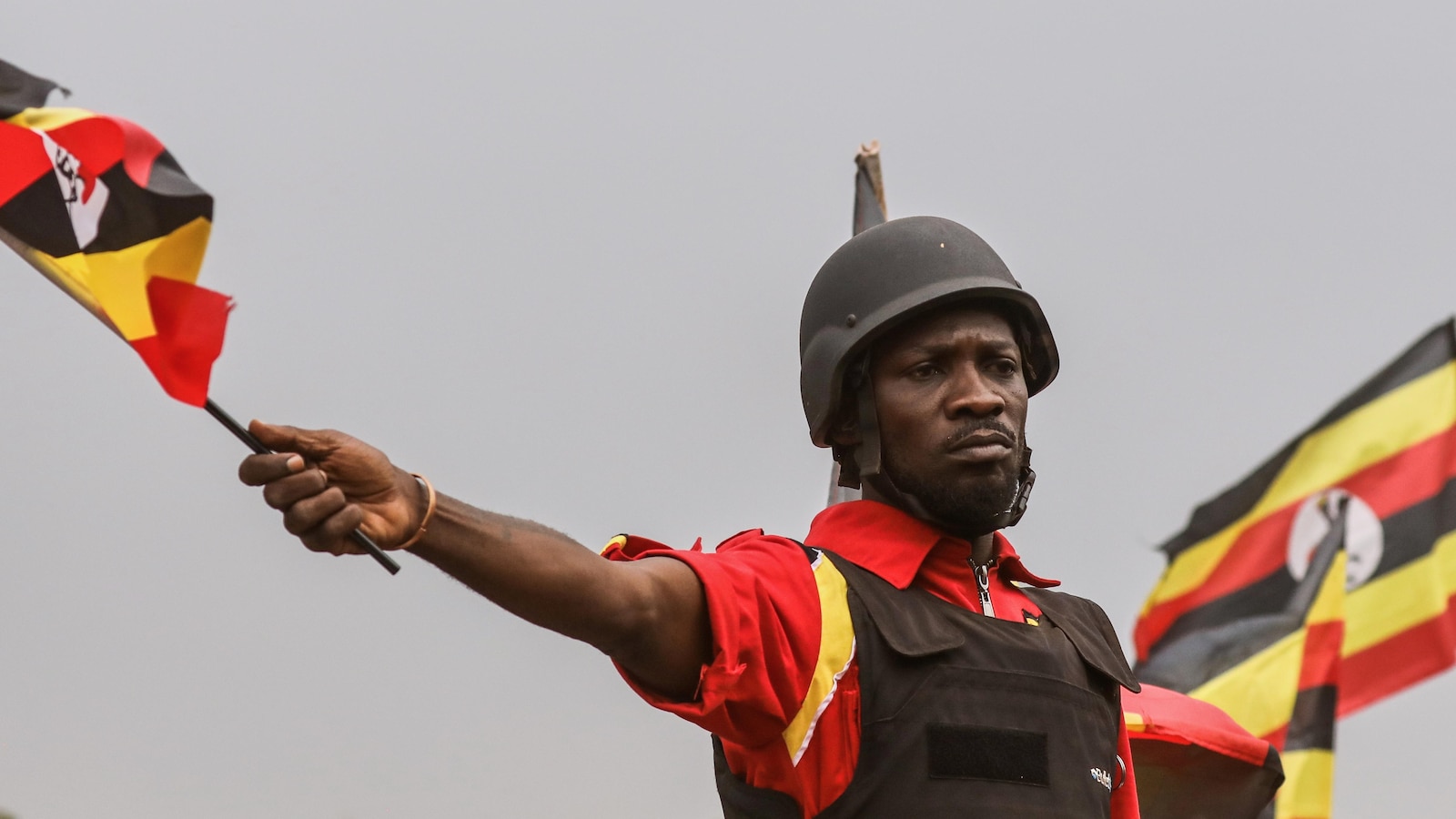 Избирателите в Уганда са изправени пред войници на улицата и спиране на интернет преди изборите