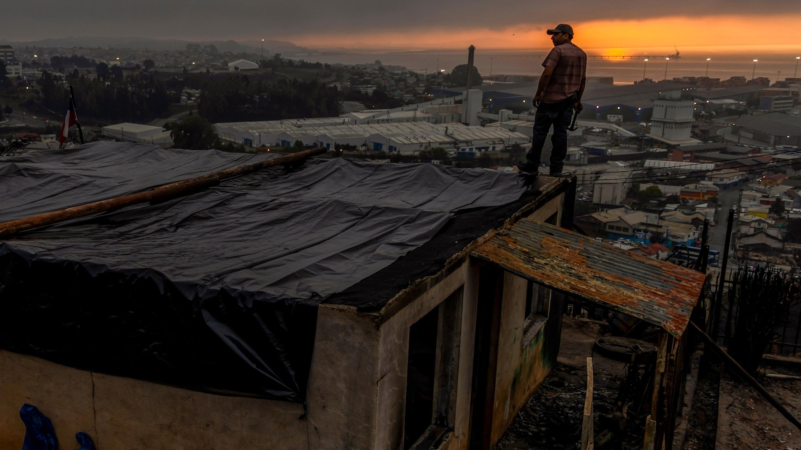 Пожарникарите и силите за сигурност в Чили се борят със