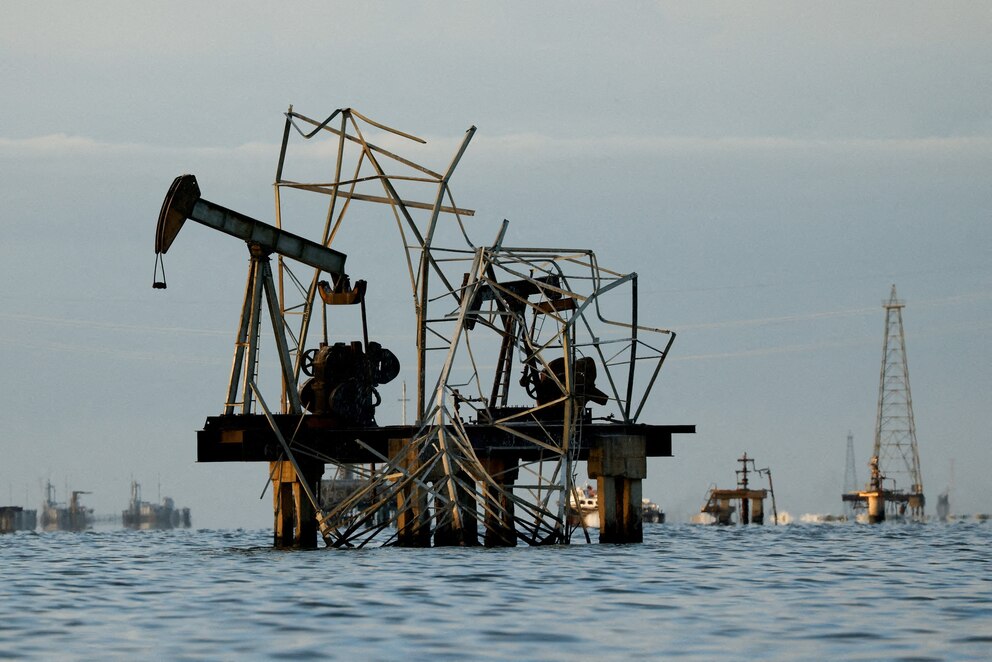 PHOTO: FILE PHOTO: In Venezuelan oil region, industry reform sparks both hope and skepticism