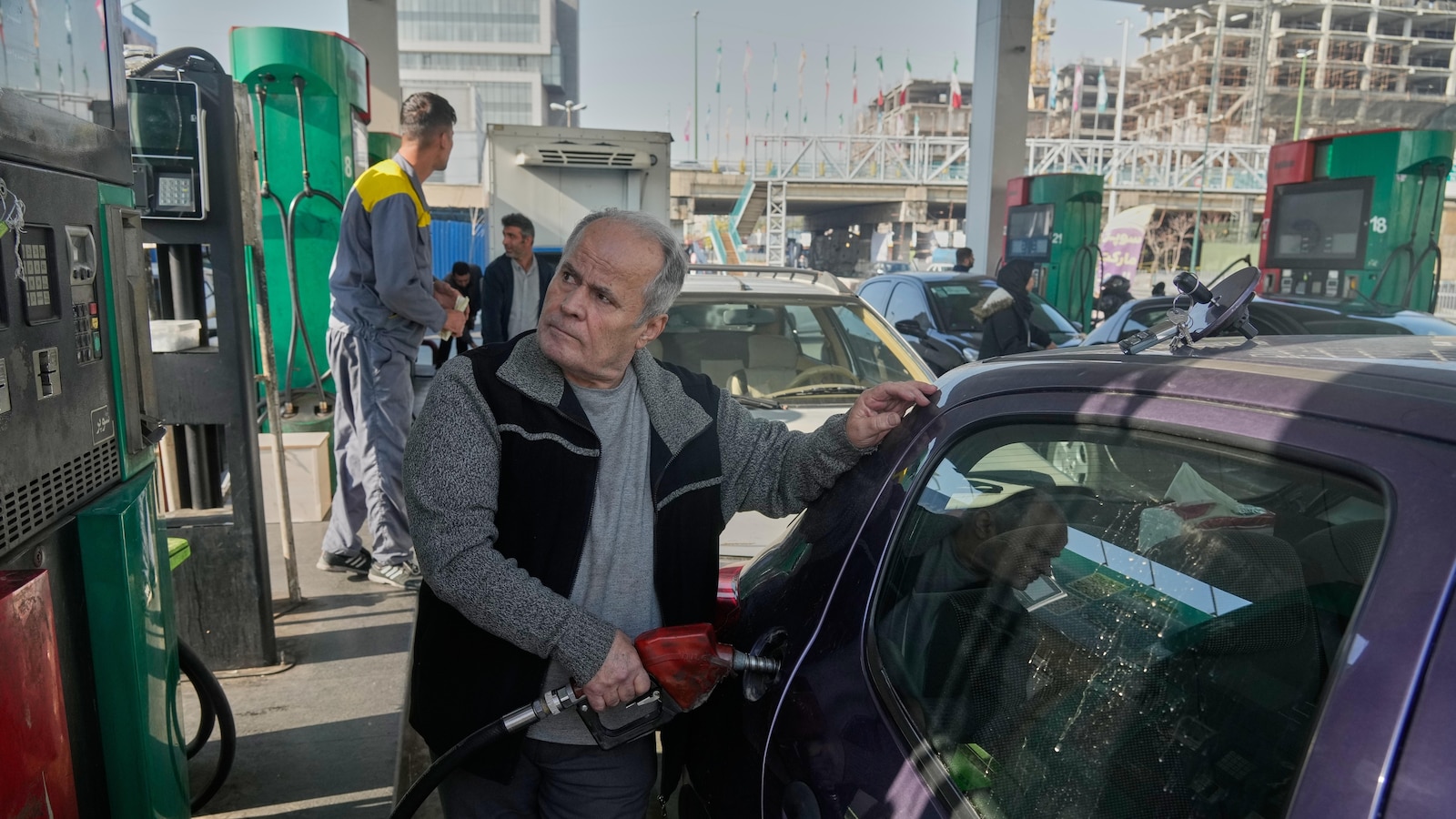  Iran's rial currency plummets to new low, sparking fears of higher food prices