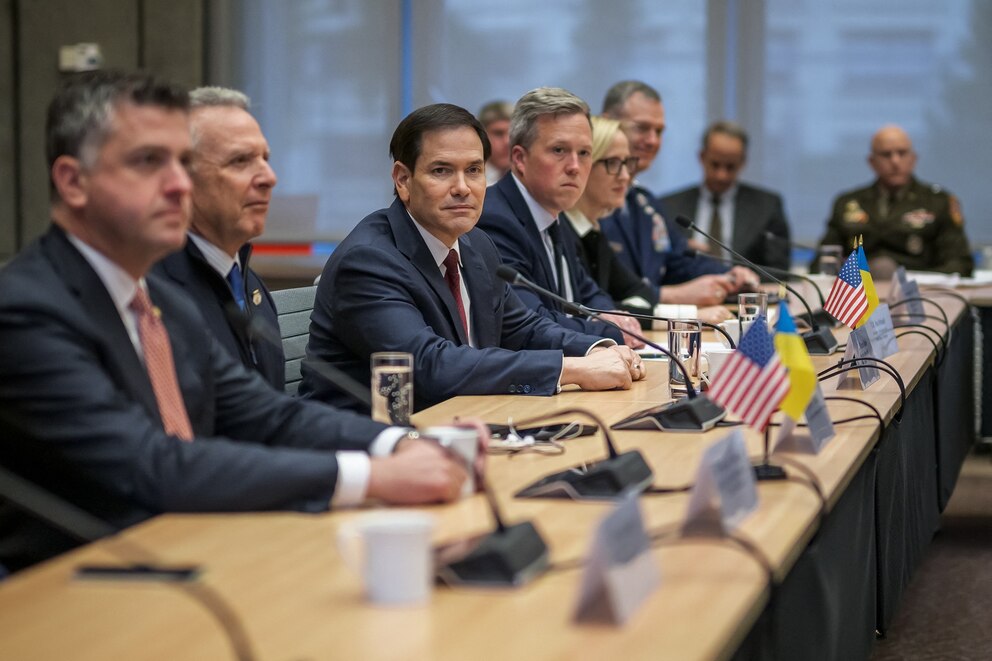 U.S. Secretary of State Marco Rubio (C), next to US special envoy Steve Witkoff (2nd L), faces the Ukrainian delegation during discussions on a U.S. plan to end the war in Ukraine at the U.S. Mission in Geneva, on Nov. 23, 2025.