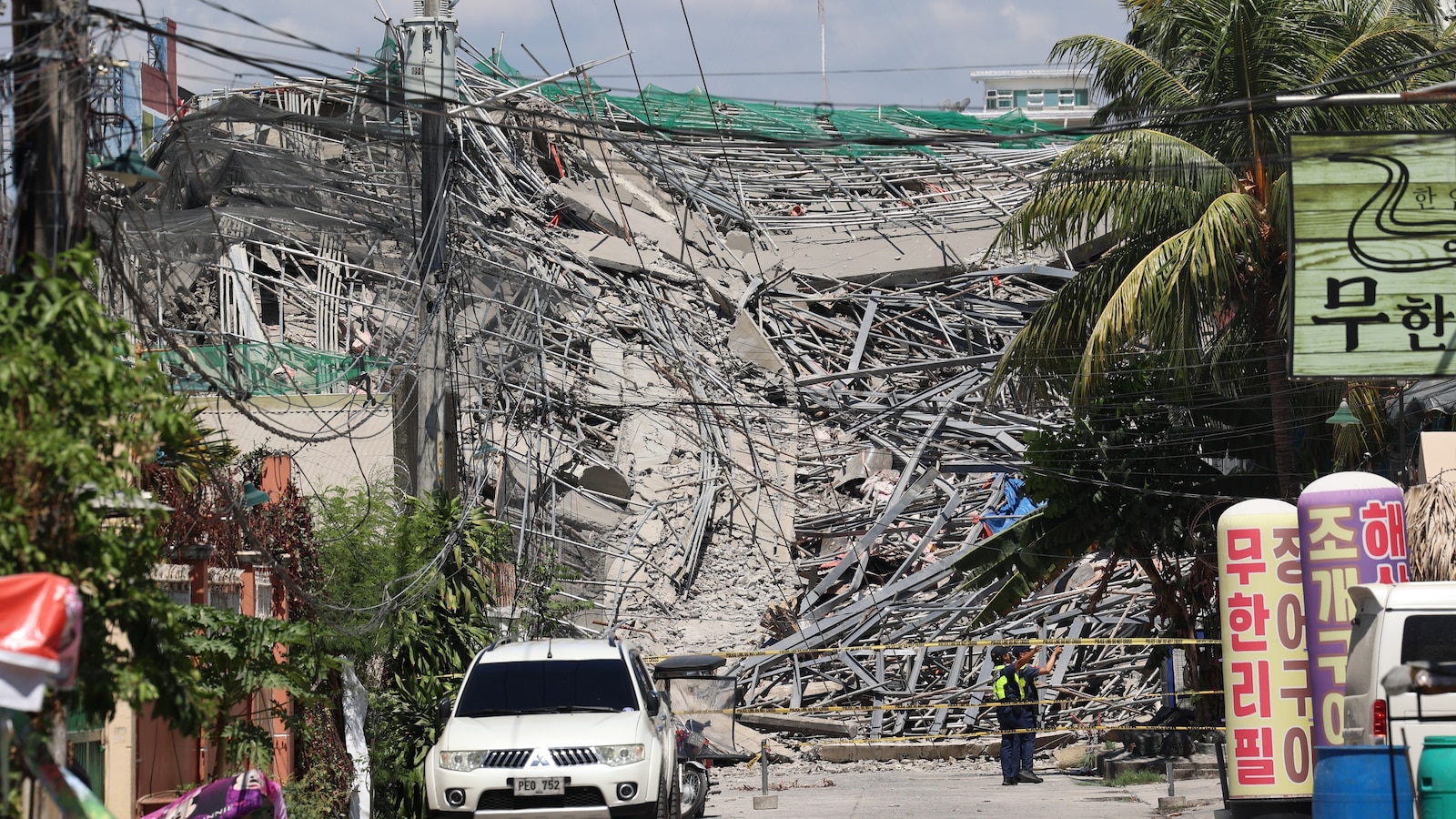 फिलीपींस में निर्माणाधीन इमारत ढह गई, संभवतः दर्जनों लोग इसमें फंसे हुए हैं