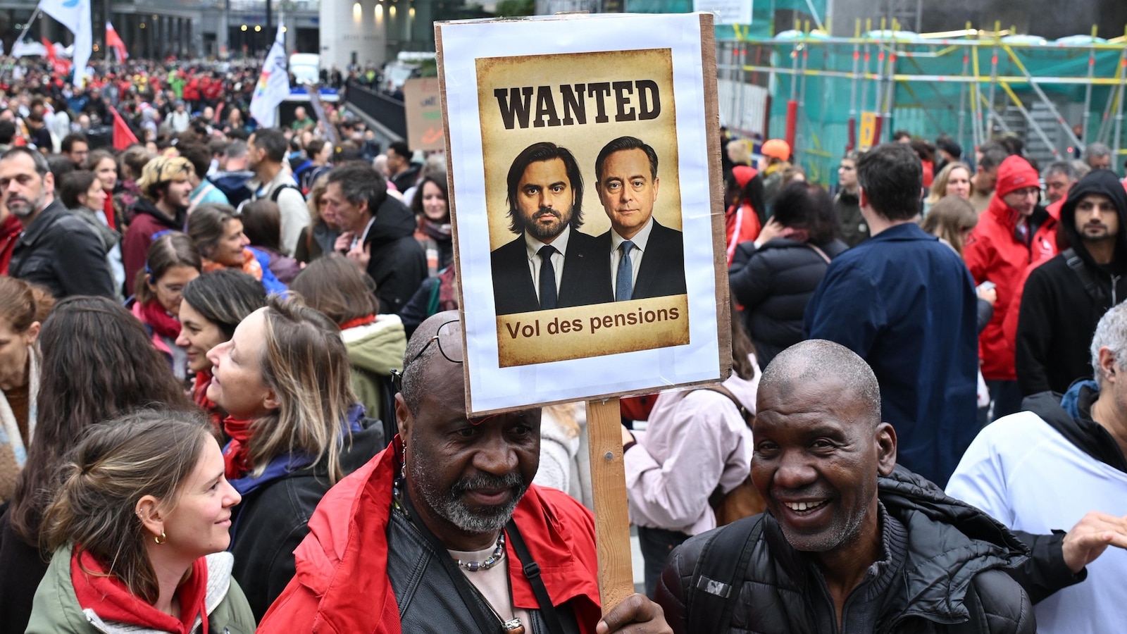 Белгийската полиция е изстреляла сълзотворен газ за ​​да разпръсне десетки