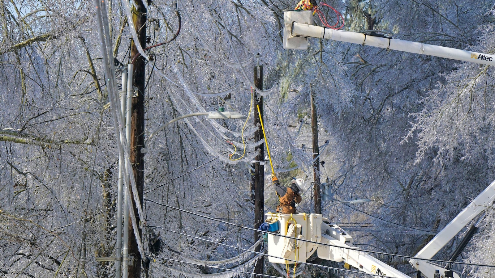 It's freezing cold and you've lost power. Here's what emergency doctors want you to do