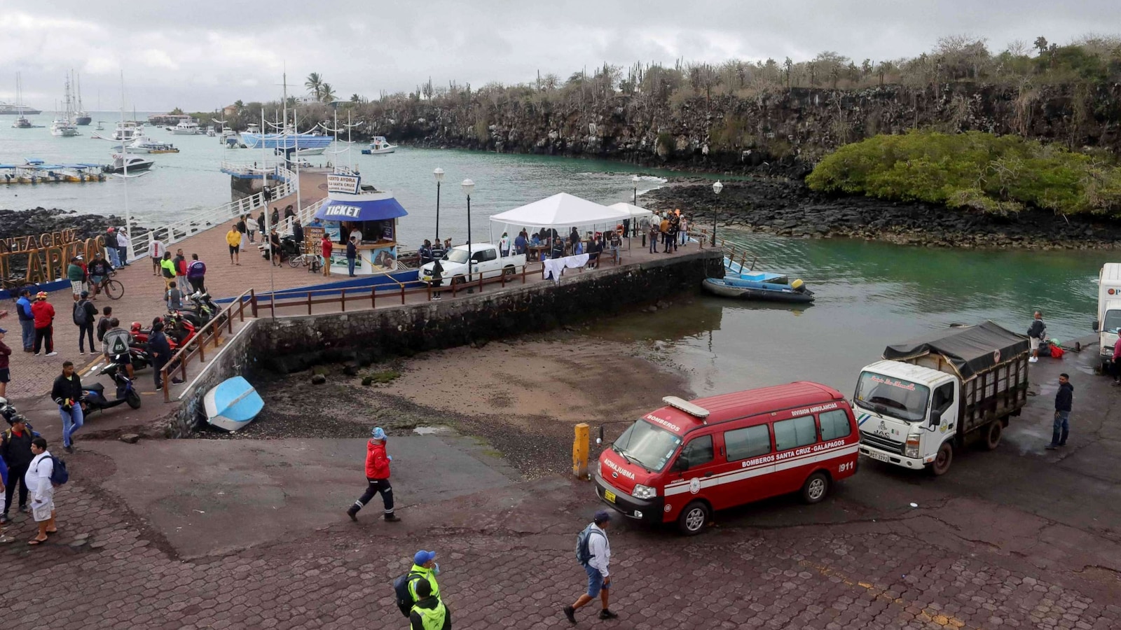 4 dead after tourist boat sinks near Galapagos Islands ABC News