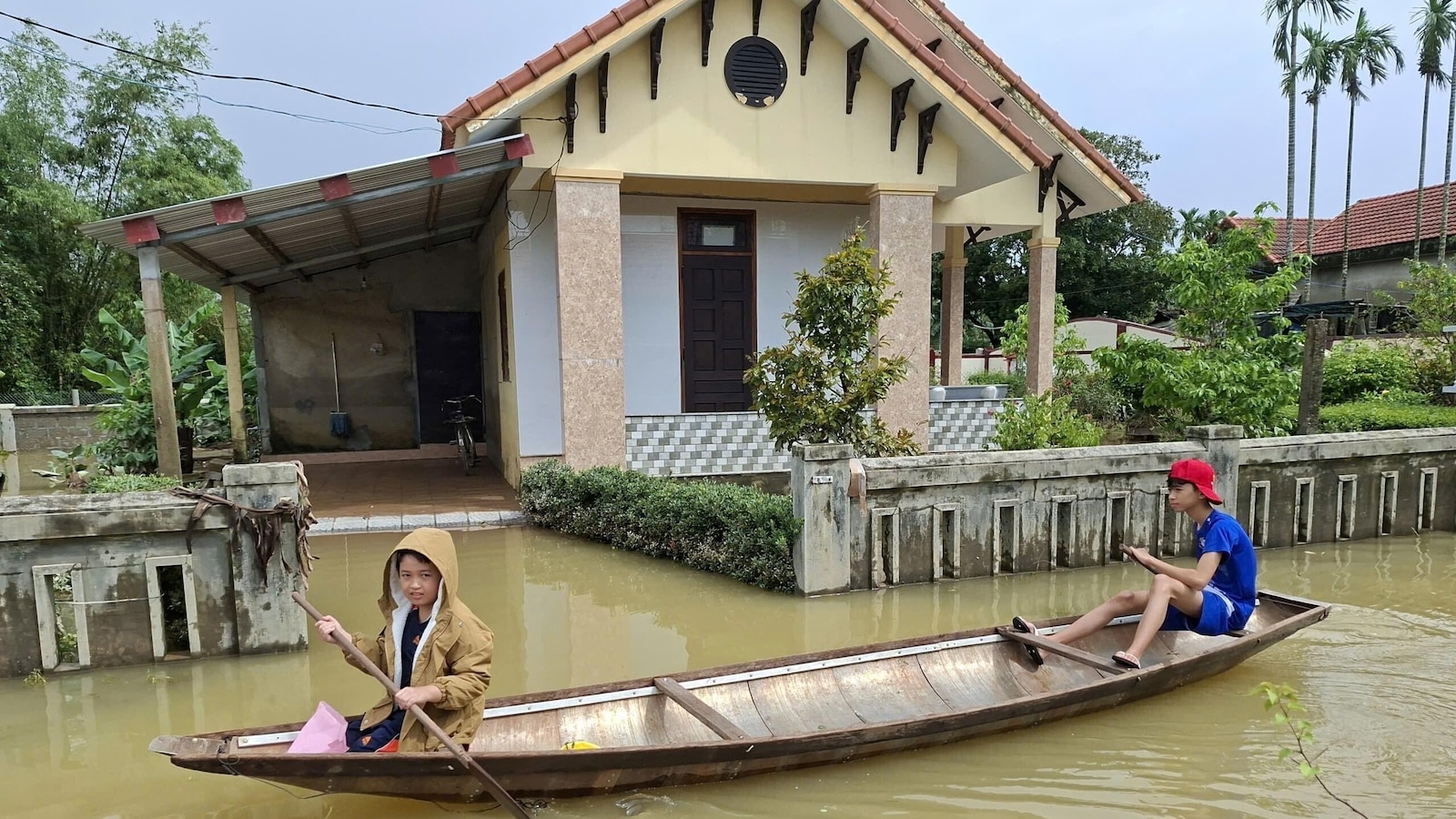 Floods kill 13 in Central Vietnam as rescue operations push forward