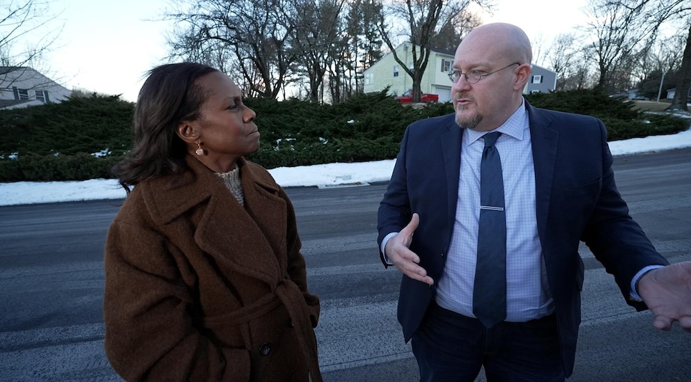 PHOTO: Christopher McKee, a now-retired lieutenant of the Windsor Police Department, speaks with ABC News’ Deborah Roberts about being dispatched to the John Chakalos crime scene in 2013.