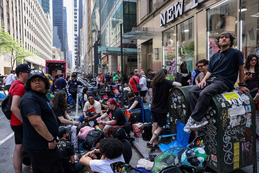 PHOTO: People wait outside the Nintendo Store for the release of the Nintendo Switch 2 in New York