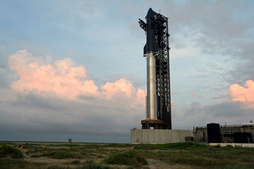 PHOTO: Preparations continue to launch a SpaceX Starship spacecraft at sunrise as it sits atop a super heavy booster at the company's complex