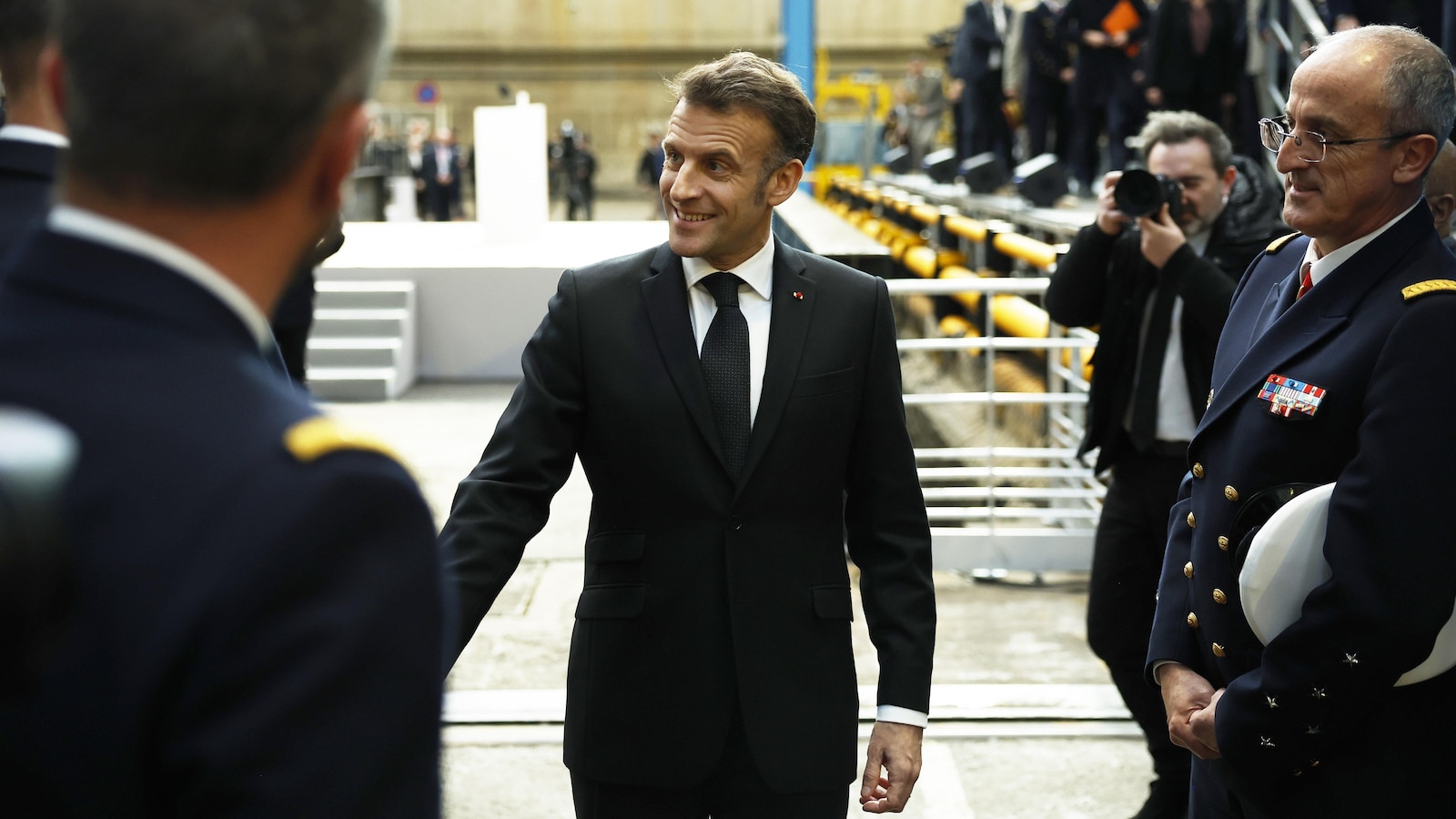 وأمر ماكرون بإرسال حاملة الطائرات الفرنسية التي تعمل بالطاقة النووية إلى البحر الأبيض المتوسط