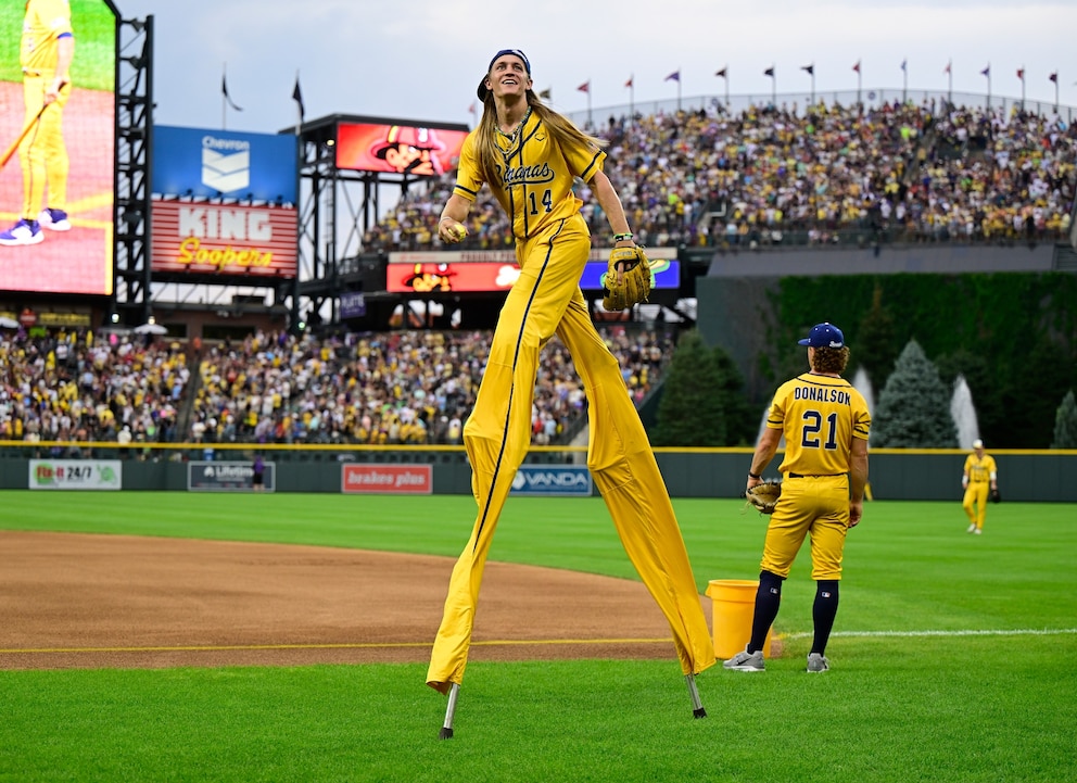 PHOTO: Savannah Bananas vs The Firefighters