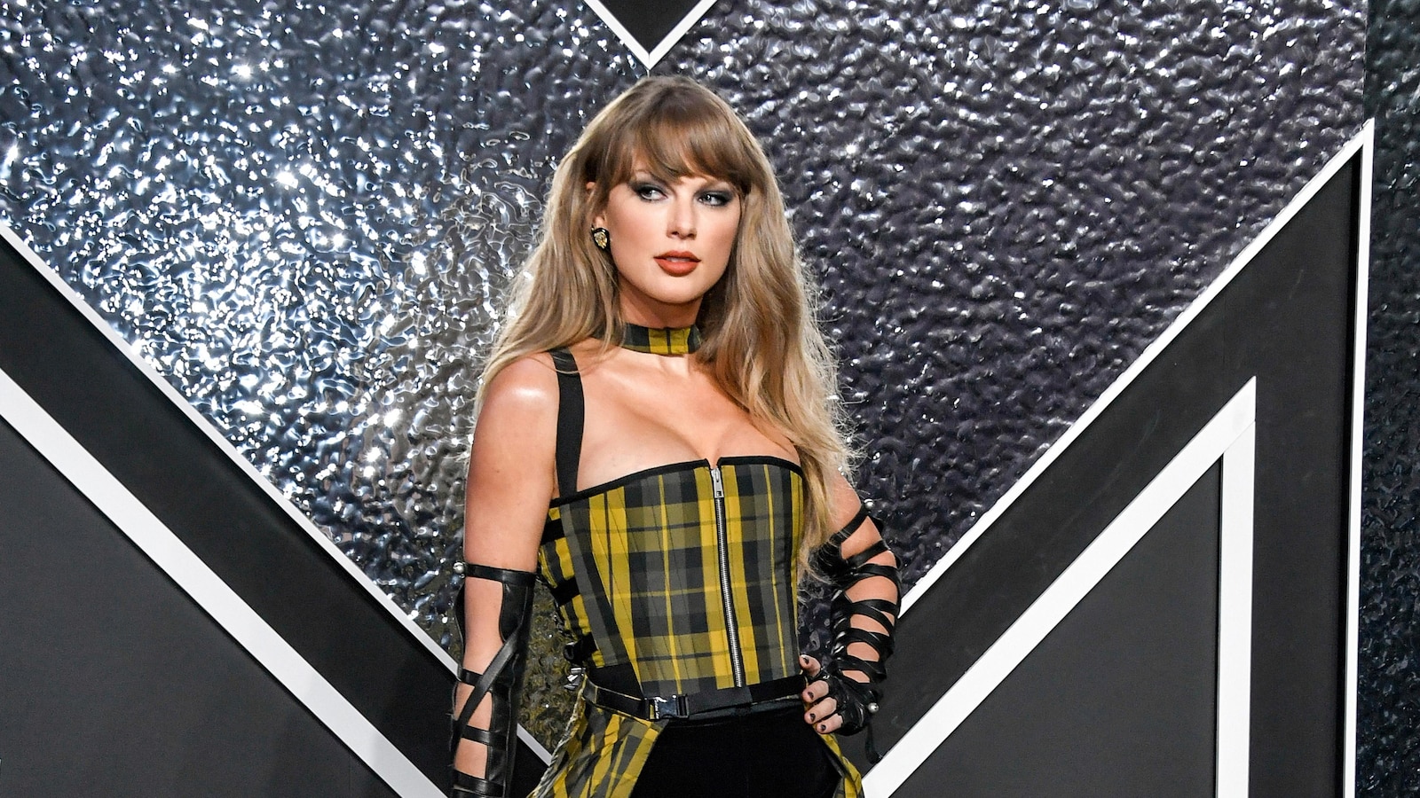 Taylor Swift, Alanis Morissette, Kiss members, more get into Songwriters Hall of Fame