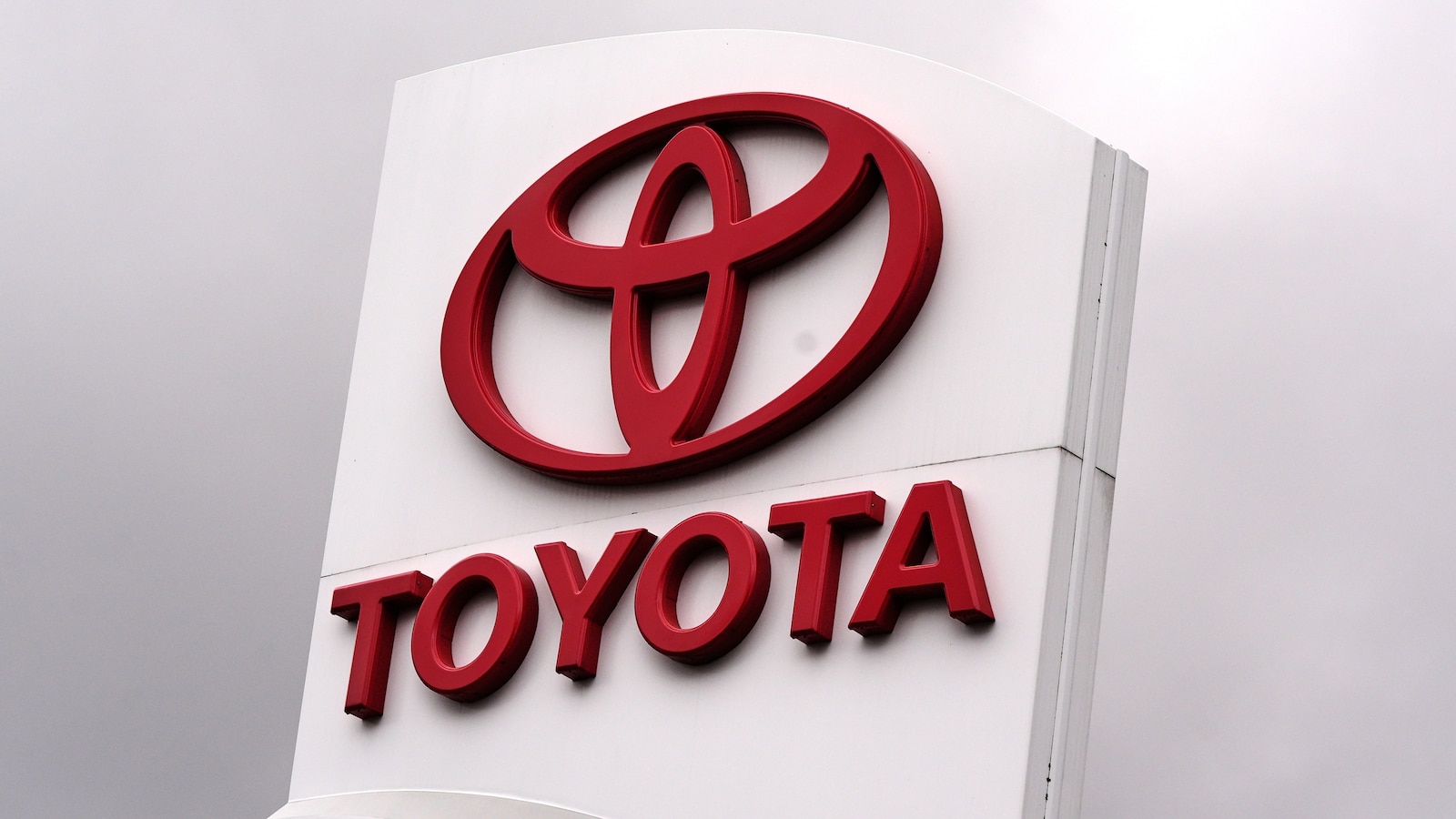 Toyota recalls 655K Camrys over display error that may deactivate turn signals and other indicators