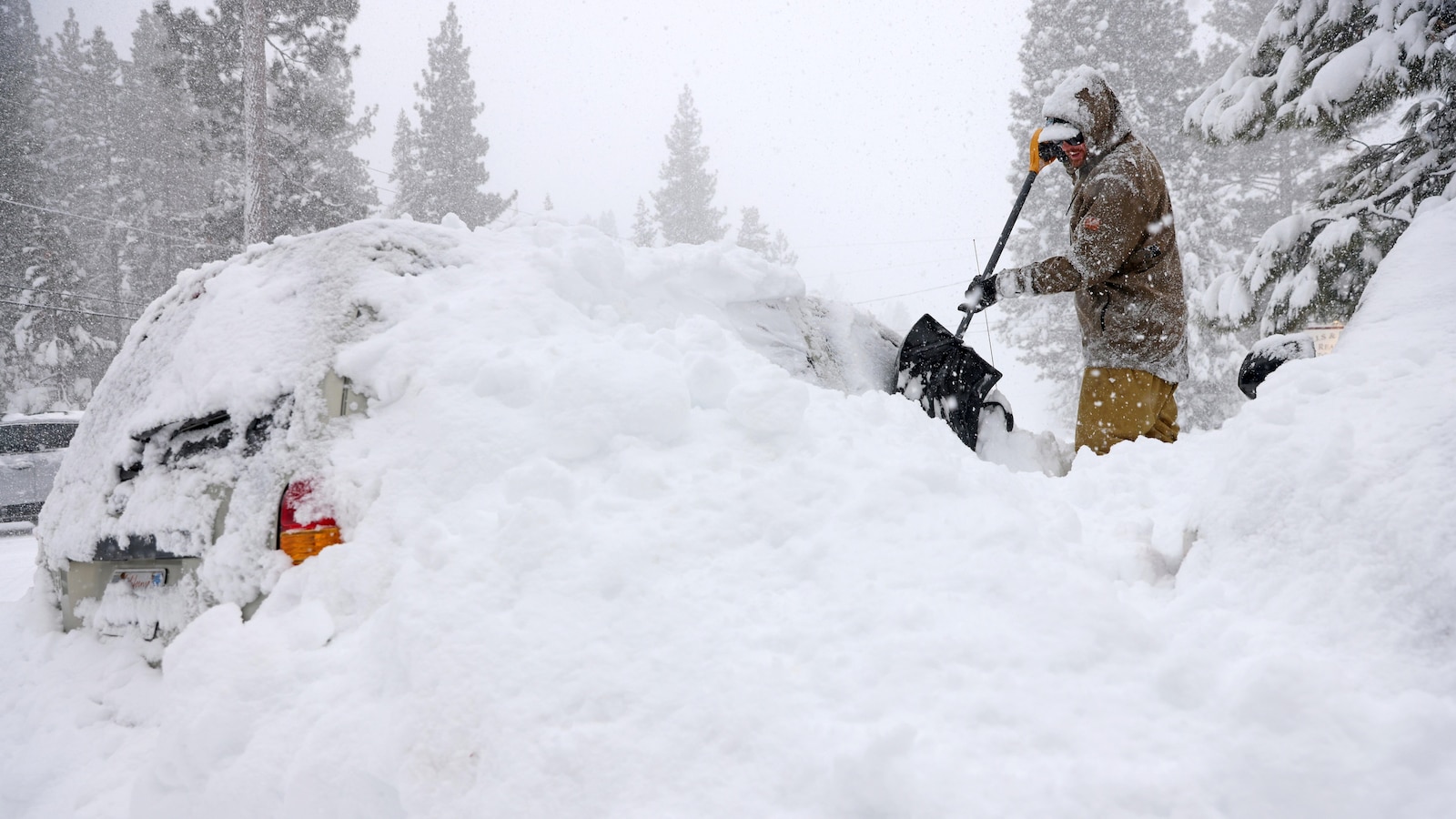  Weakening wind but more snow after massive blizzard in the Sierra Nevada