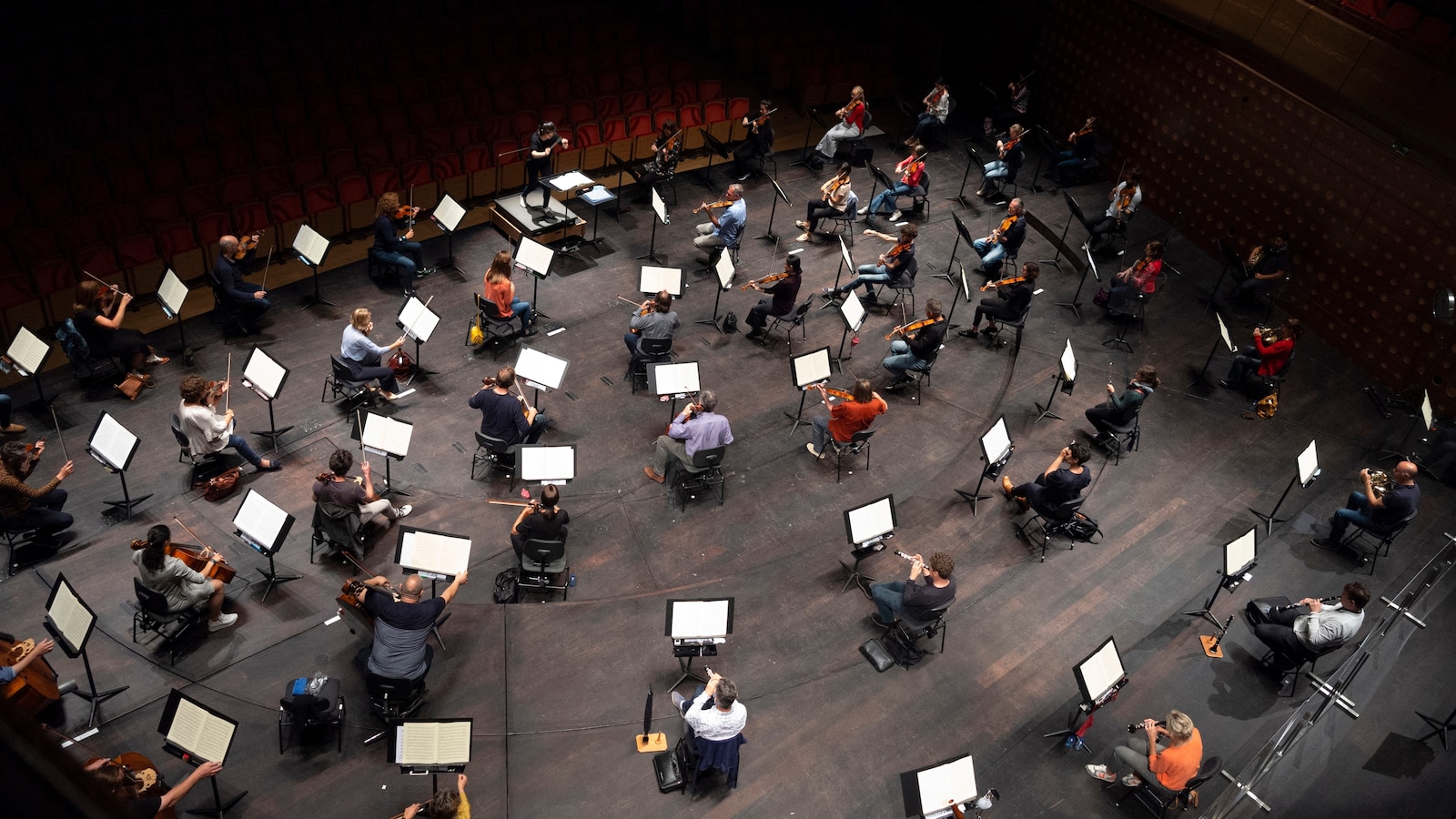 Elim Chan hired as San Francisco Symphony’s first female music director  abcnews.com
