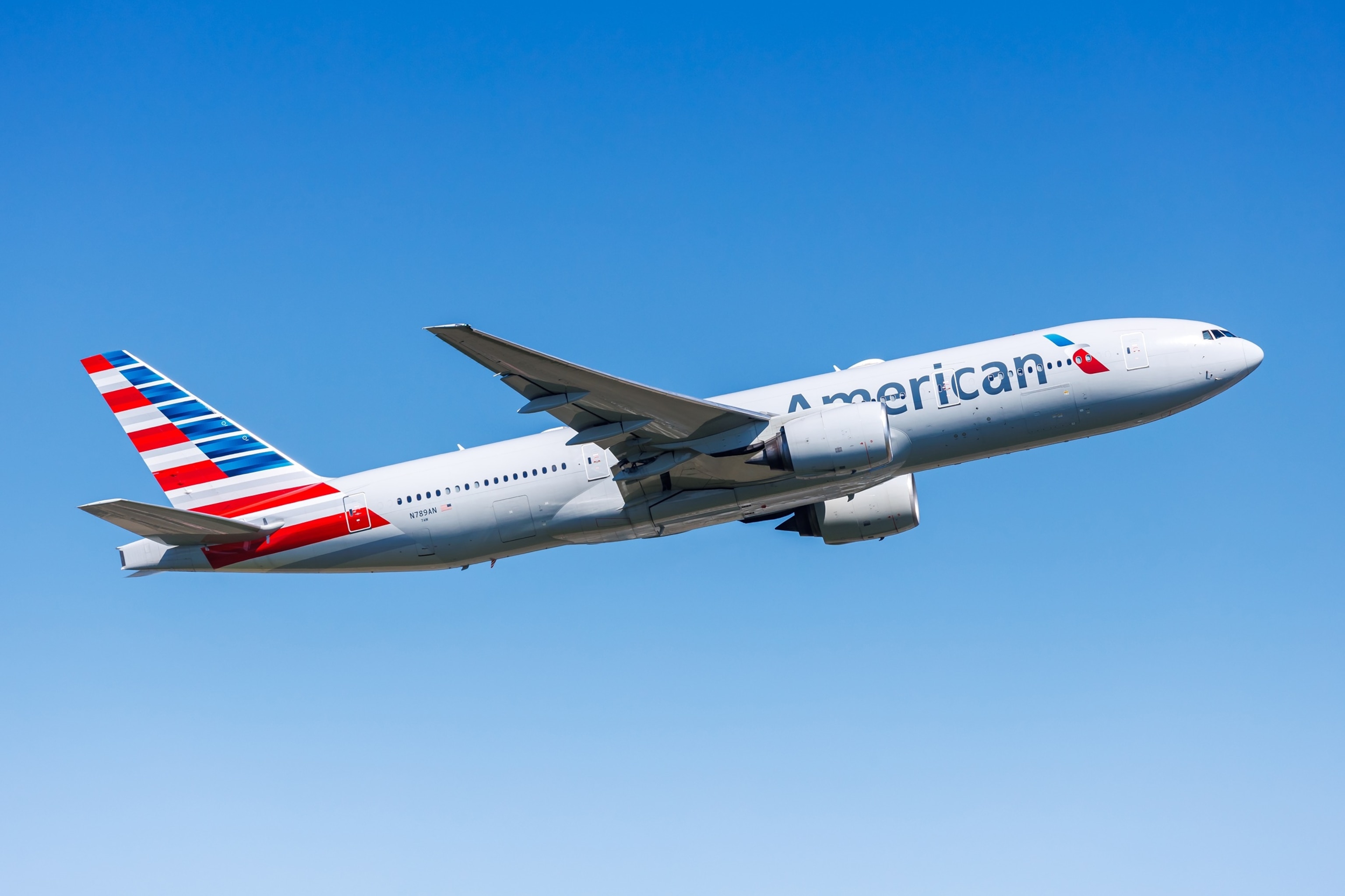 PHOTO: American Airlines Boeing 777-200ER airplane 