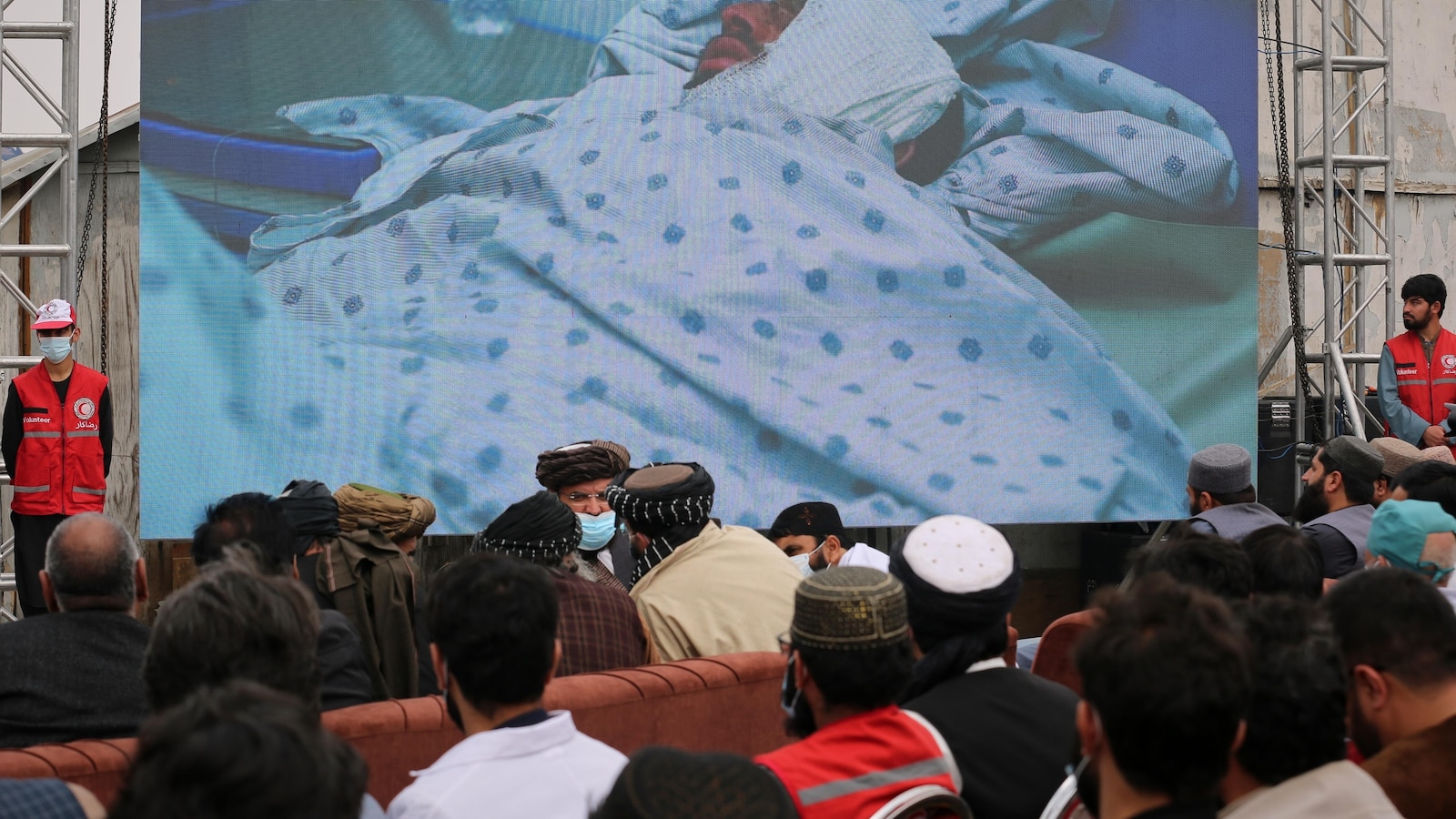 الأفغان يقيمون الجنازة الجماعية الثانية لضحايا الغارة الجوية في مركز لإعادة تأهيل مدمني المخدرات في كابول