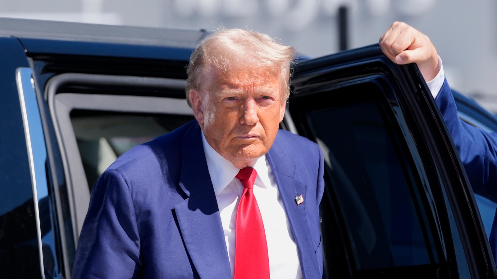  Trump is safe after shots were reported in his vicinity in Florida, Secret Service and campaign says