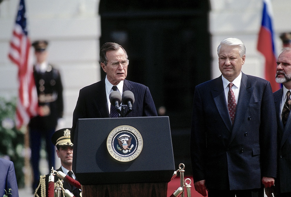 PHOTO: President George H.W. Bush and Russian President Boris Yeltsin during a summit which started with an historic singing of a "Joint Understanding" agreement at the White House, June 17, 1992.