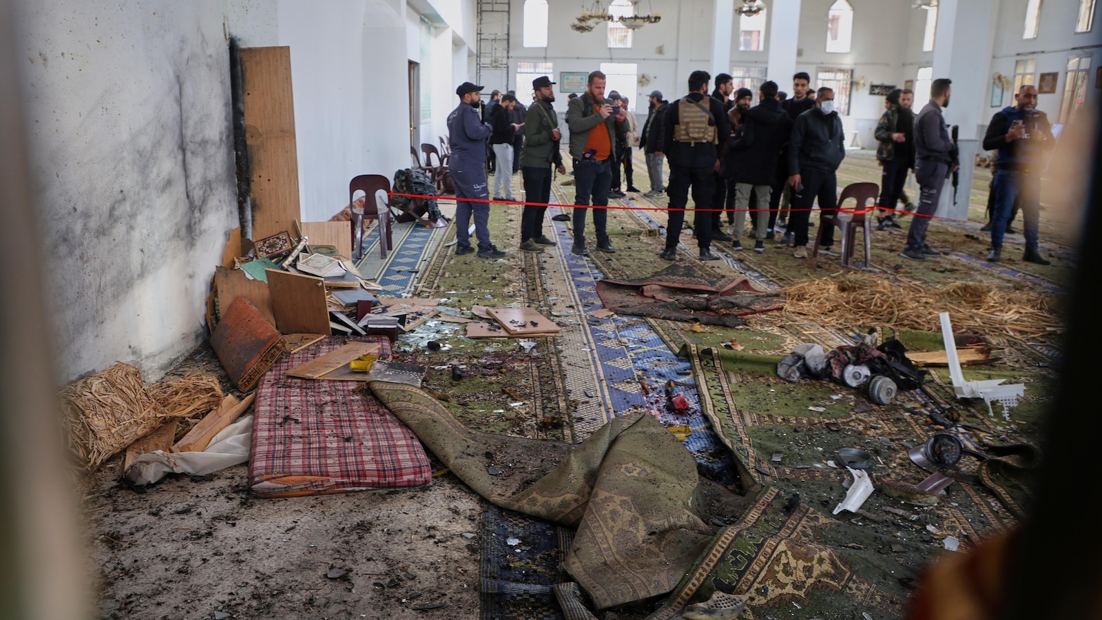 Стотици опечалени се събраха пред джамия в Хомс Сирия след