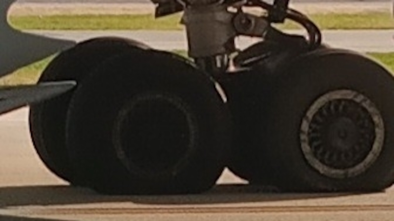 American Airlines flight blows tire while landing at Chicago O'Hare: FAA