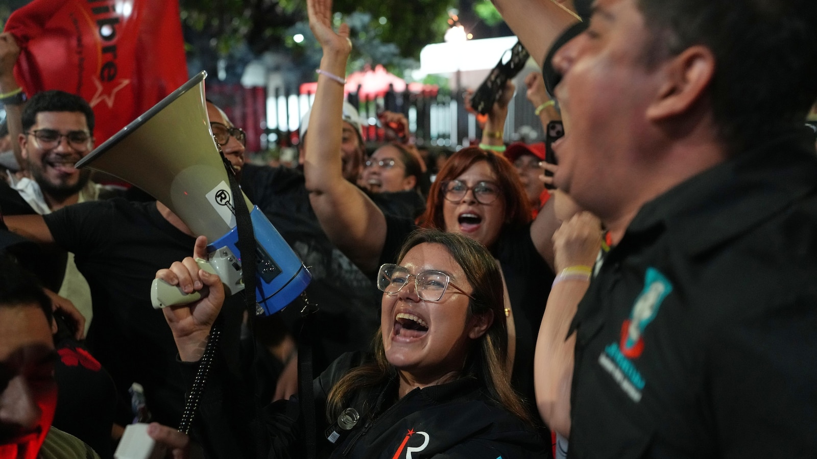 Администрацията на Тръмп ограничи визите за двама леви служители на