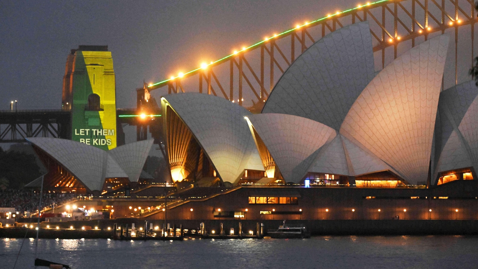 Глобалният онлайн форум Reddit подаде съдебна жалба срещу първия в