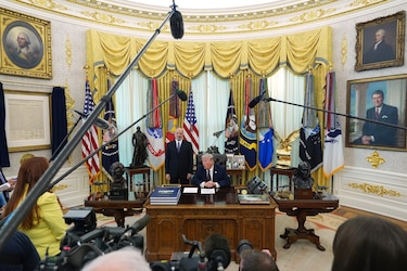 دونالد ترامپ، رئیس‌جمهور، پس از امضای فرمان اجرایی در دفتر بیضی کاخ سفید در واشنگتن، در ۳۱ مارس ۲۰۲۶ به سوالات خبرنگاران پاسخ می‌دهد.