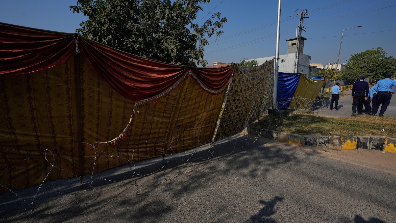 Pakistan says it has arrests 4 militants over involvement in suicide bombing at Islamabad court