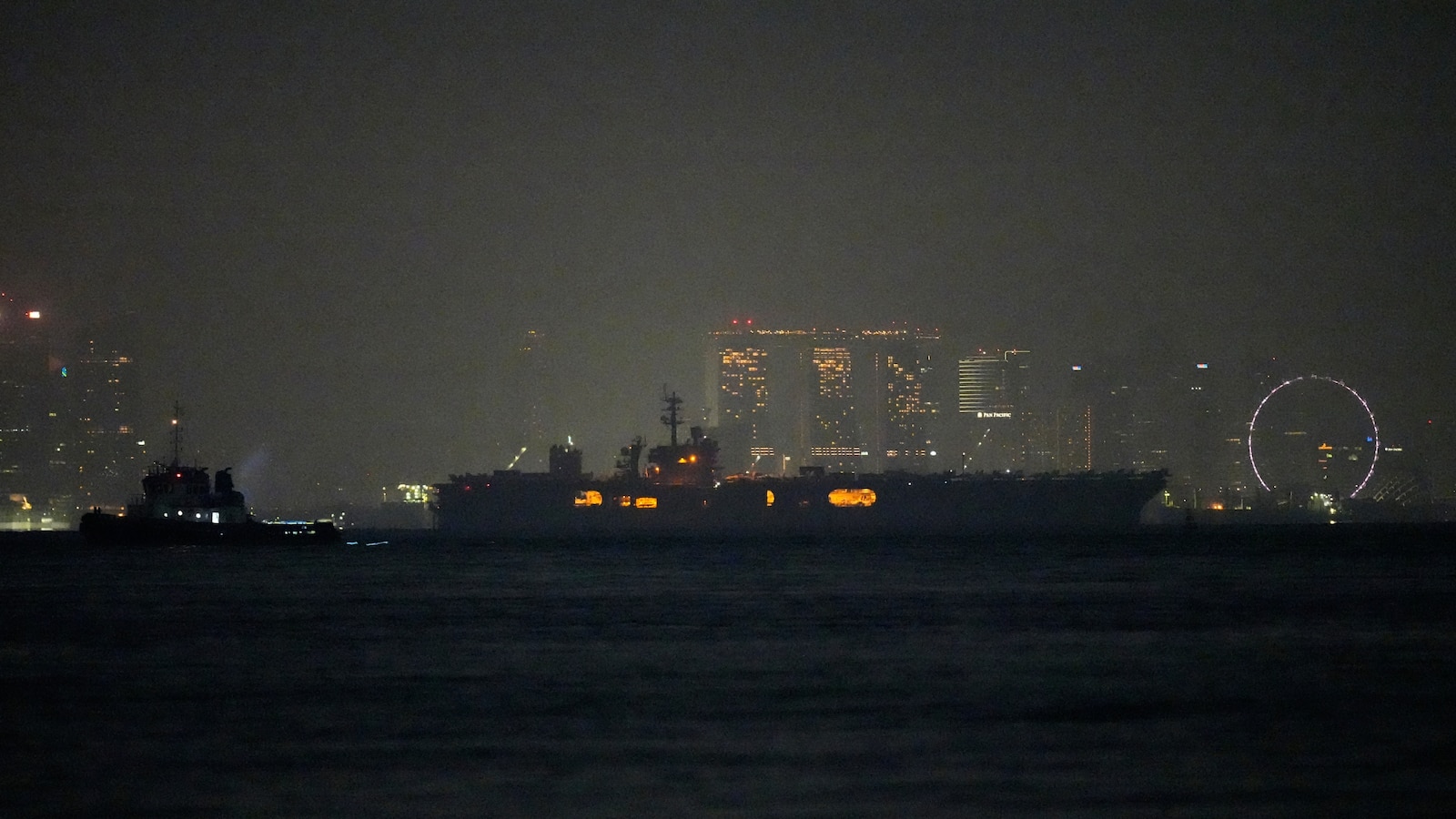 USS Abraham Lincoln плава покрай Сингапур на път за вкъщи от Близкия изток