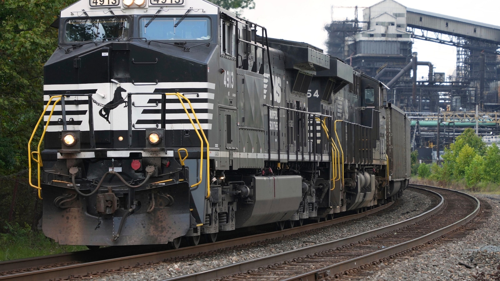 Union Pacific profit climbed 5% as it builds the case for its acquisition of rival Norfolk Southern