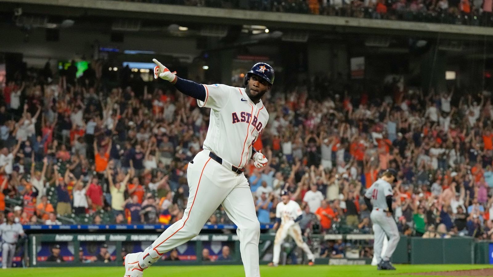 Astros Score Six in Fourth to Defeat Twins 6-4