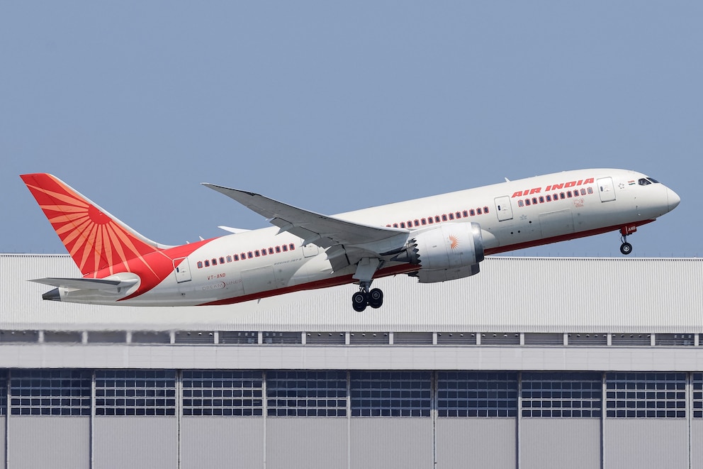 PHOTO: Air India Boeing 787 Dreamliner aircraft VT-ANB flies over Tokyo